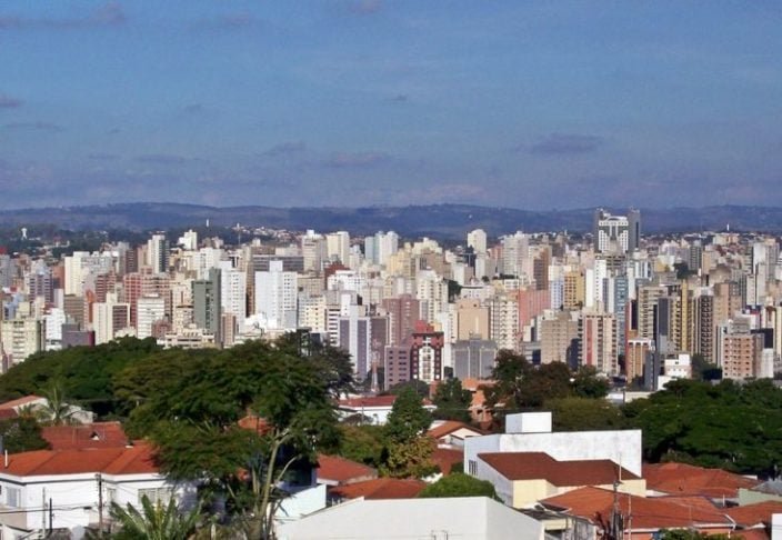 Campinas (SP) - 69,88 pontos -  Grande polo tecnolÃ³gico e educacional, com universidades de renome. Ampla oferta de serviÃ§os culturais, comerciais e de lazer. FÃ¡cil acesso Ã s principais capitais do Sudeste, com infraestrutura moderna.