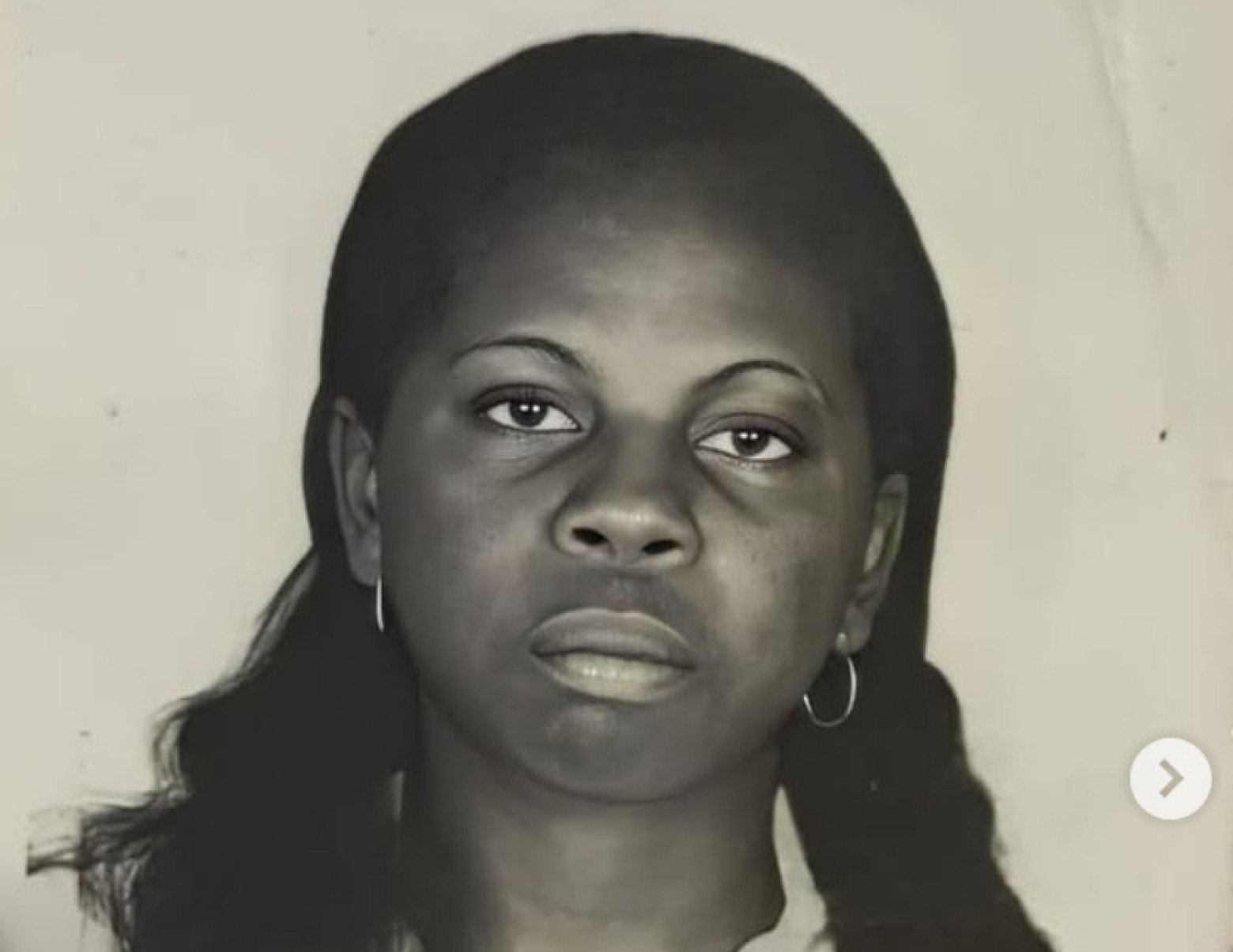 Célia Maria do Sacramento, mãe de Lázaro Ramos, olha para a câmera