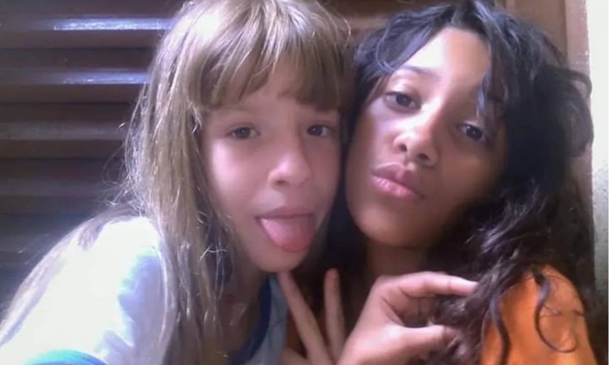 Clara Maria Venancio Rodrigues ao lado da melhor amiga Júlia Rangel, na infância-Arquivo pessoal