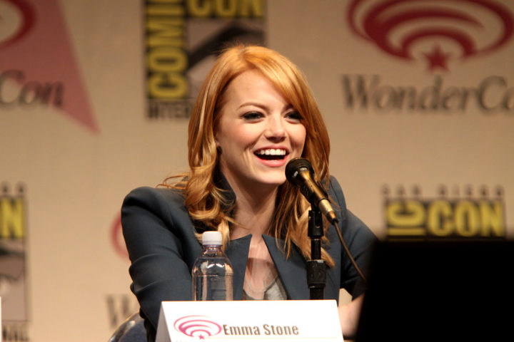 A atriz americana Emma Stone, nascida em Scottsdale, em 1988, se chama Emily Jean Stone. Ela queria ser chamada de “Emma” por causa de sua admiração por Emma Bunton. No entanto, a razão prática foi que já havia uma atriz registrada com o nome “Emily Stone” no Screen Actors Guild, o que a levou a adotar “Emma” profissionalmente. -flickr Gage Skidmore