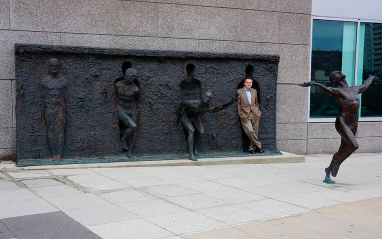 Freedom (Liberdade) - EUA - O monumento mostra uma pessoa que aos poucos vai se soltando do emparedamento, até correr para a liberdade, deixando um buraco na parede. A obra em bronze foi criada por Zenos Frudakis (que está na foto), em 2001, na Filadélfia. 