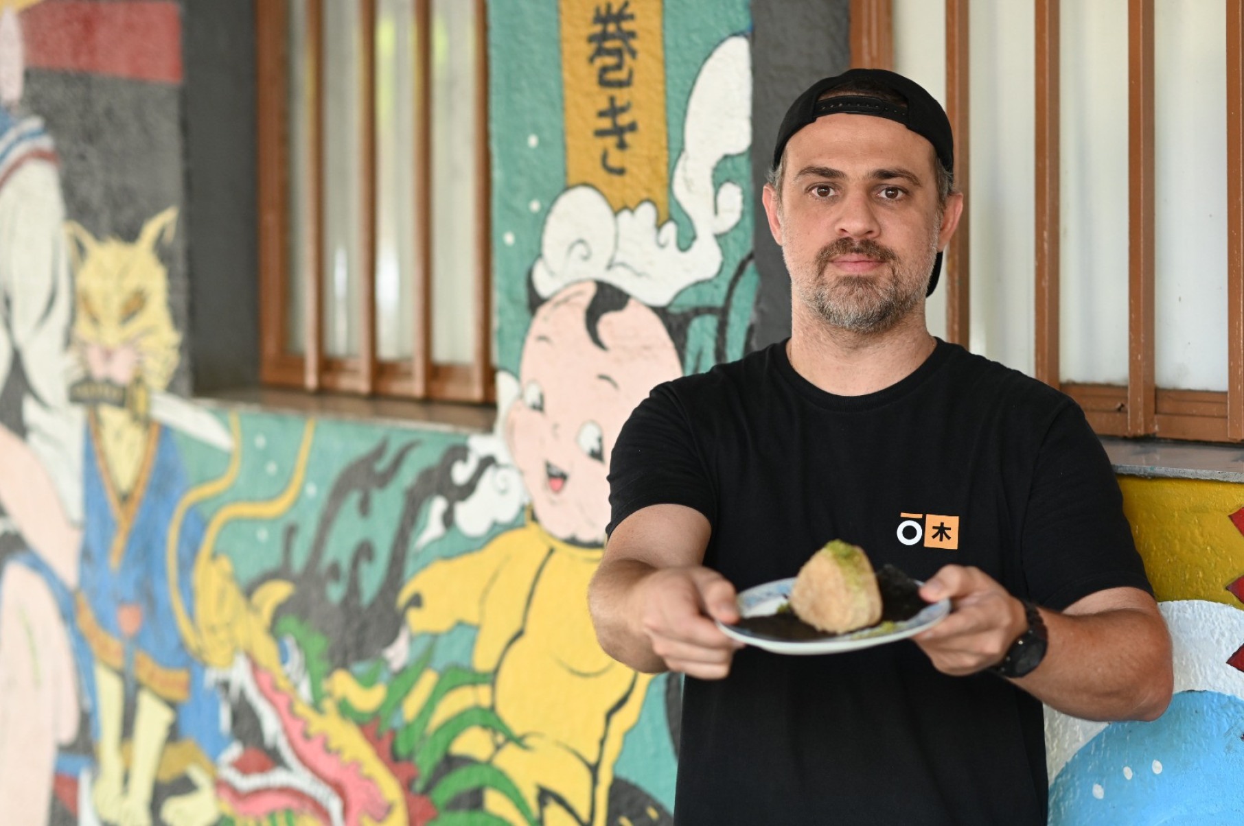 Chef segura o prato onigiri de salmão