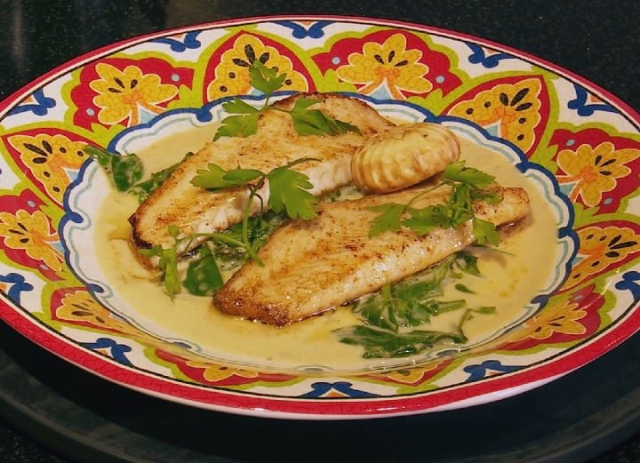 O linguado costuma ficar ótimo quando preparado no vapor, assado, cozido ou empanado. Molhos feitos com frutas como mirtilo ou uva costumam casar bem com esse peixe.