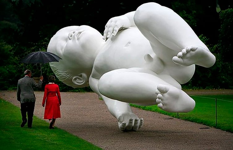 Bebê Gigante - Inglaterra - Quem visita os jardins do palácio Chatsworth House, em Derbyshire, construído no século XVII, não deixa de olhar a escultura criada por Marc Quinn. É um bebê gigante (de 7 meses, segundo o autor), apoiado no chão apenas com a mão. Parece que vai cair. 