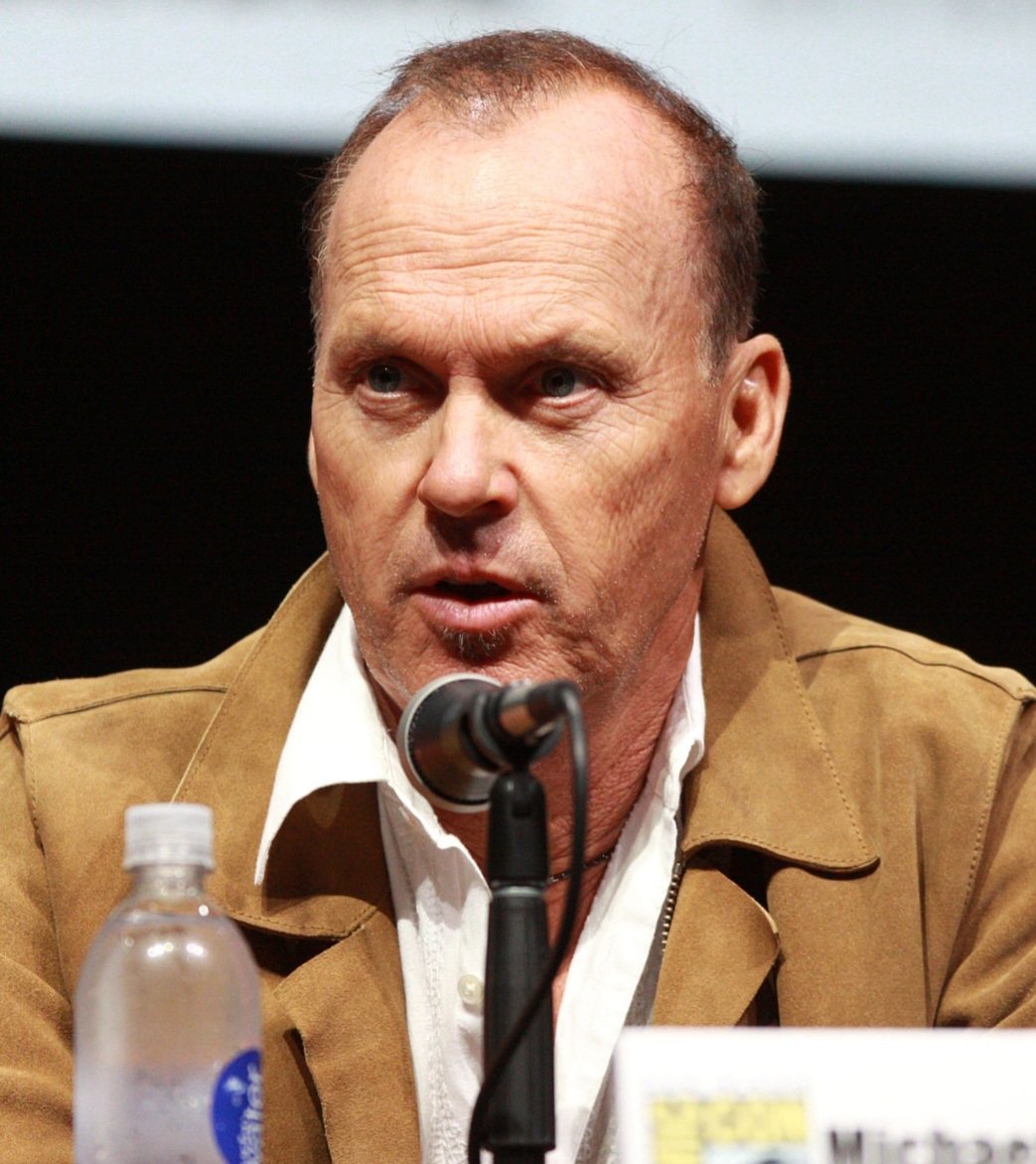 Michael Keaton, nascido em Coraopolis em 1951, se chama Michael John Douglas e queria usar o nome artÃ­stico de Michael Douglas, mas jÃ¡ tinha um ator com esse registro. HÃ¡ boatos de que ele se inspirou na atriz Diane Keaton, mas ele jÃ¡ negou isso, dizendo que simplesmente gostou do som do nome.
-Gage Skidmore wikimedia commons 