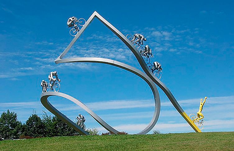 Tour de France - França - O maior campeonato francês de ciclismo ganhou um monumento divertido, com 18m de altura, que representa o terreno irregular da prova. A escultura muda de cor com a vibração do vencedor. Fica na Cordilheira dos Pireneus, na fronteira com a Espanha.  