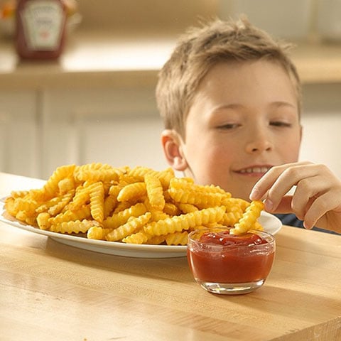 Dessa forma, um dos principais motivos para a batata frita ser considerada uma vilÃ£ Ã© que qualquer Ã³leo, quando aquecido acima de determinada temperatura, a por transformaÃ§Ãµes em sua composiÃ§Ã£o quÃ­mica e libera uma substÃ¢ncia tÃ³xica chamada acroleÃ­na.