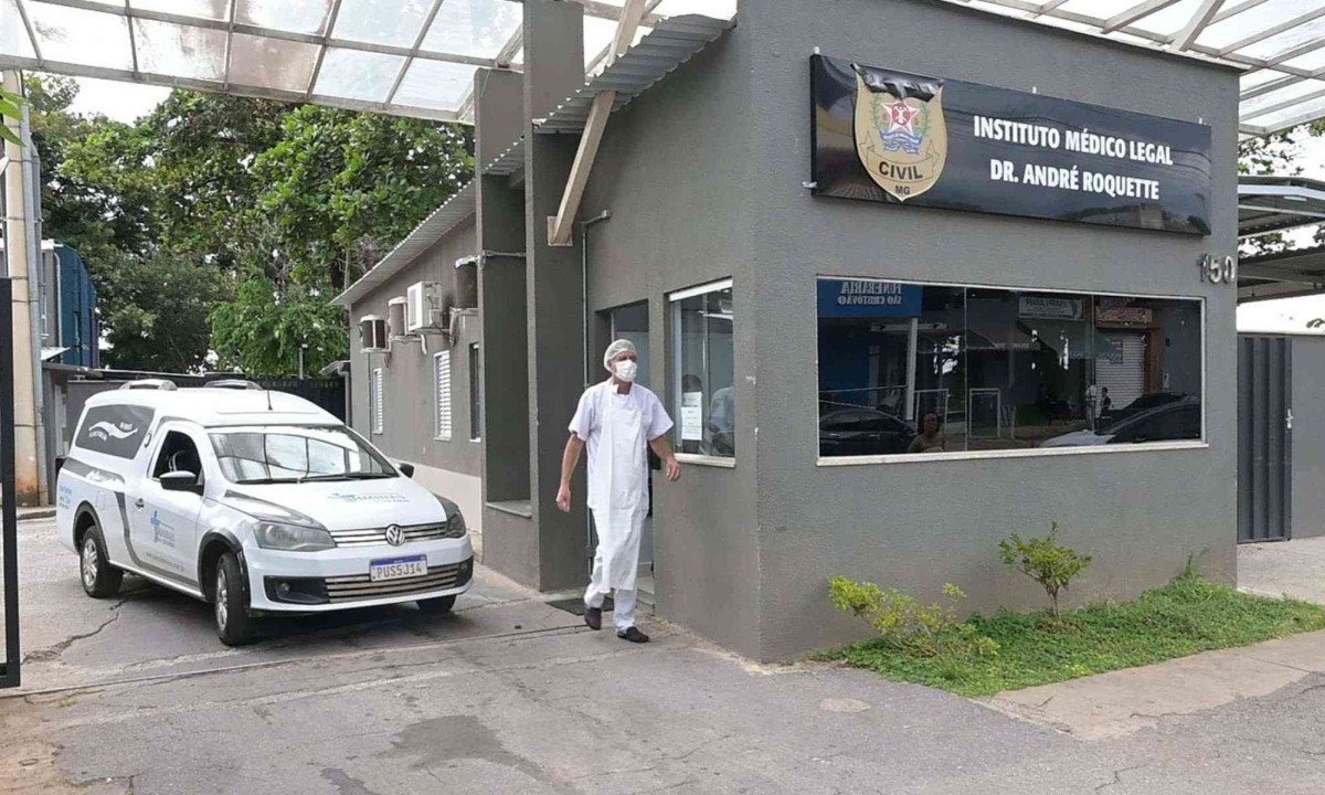 Corpo da jovem foi liberado para a família e será levado para Uberlândia  -  (crédito: Leandro Couri/EM/D.A. Press)