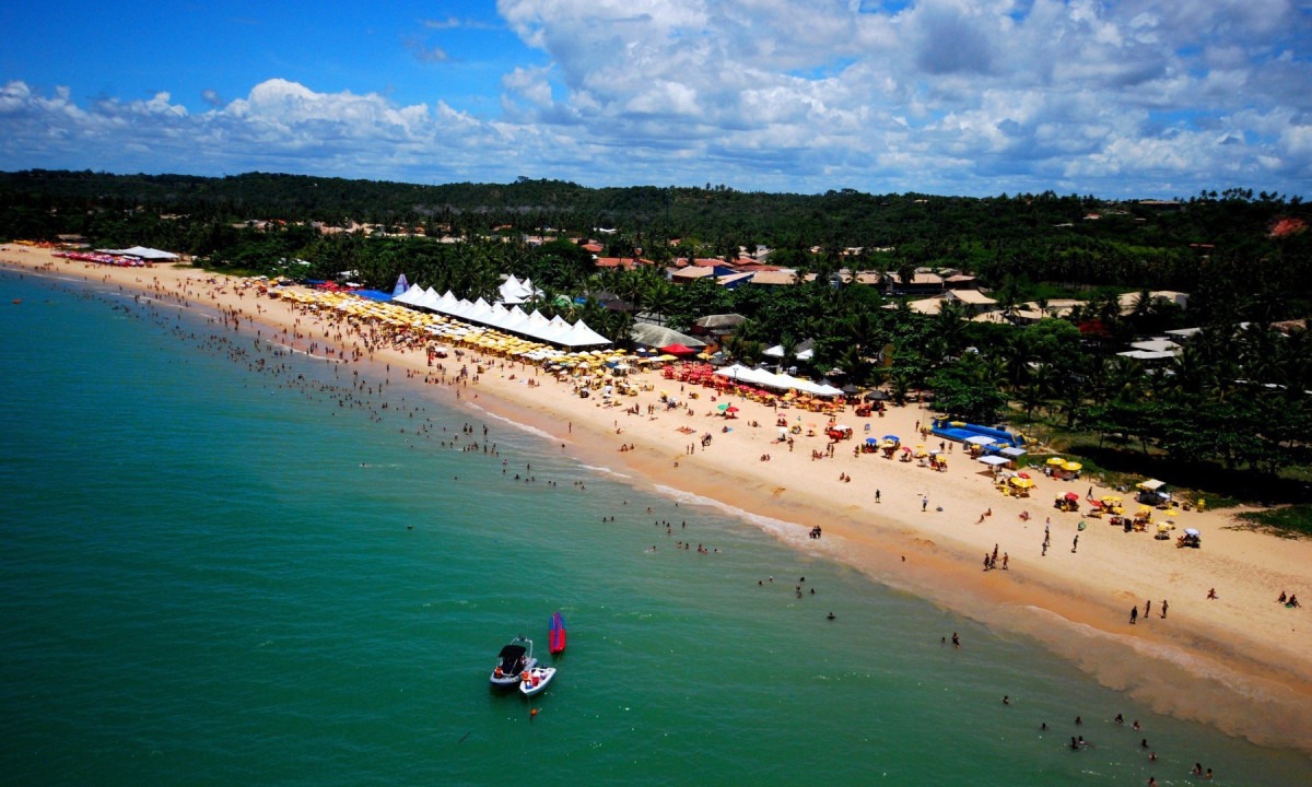 O trecho entre Confins e Porto Seguro (BA) contará com 75 operações no período - (crédito: Secretaria de Turismo de Porto Seguro / Divulgacao - Praia de Taperapuan, em Porto Seguro, Bahia)