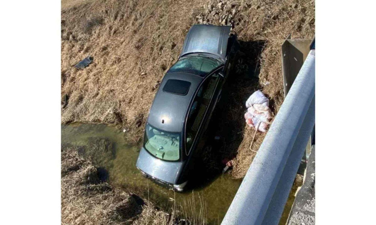 Carro caiu em vala de riacho