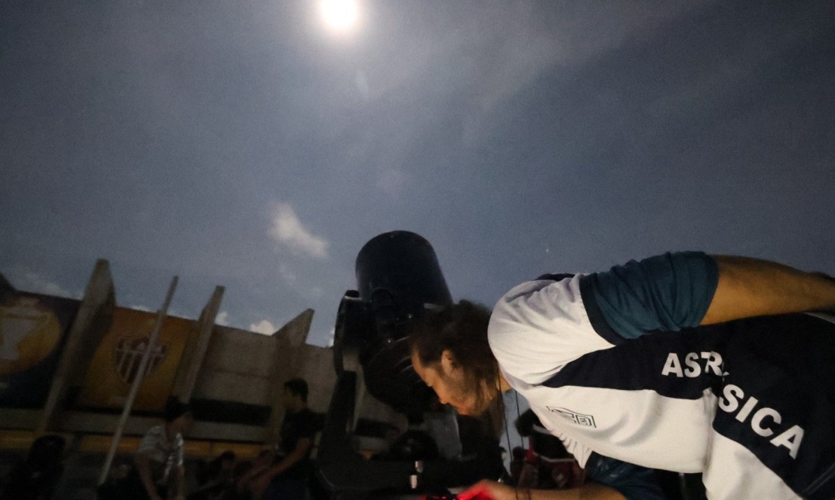 Observacao do eclipse e outros astros com telescopios na esplanada do Mineir&atilde;o -  (crédito: Marcos Vieira/EM/D.A. Press)