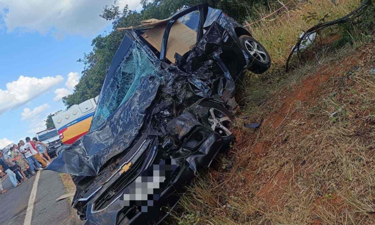 Serviço de Atendimento Móvel de Urgência (Samu) encontrou a mulher já morta dentro do carro e presa às ferragens -  (crédito: Samu/Divulgação)