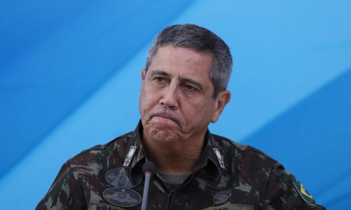 Pol&iacute;cia Federal identificou uma 'intensa troca de mensagens' entre Braga Netto e o general Mauro Lourena Cid -  (crédito: Sergio Lima/AFP)