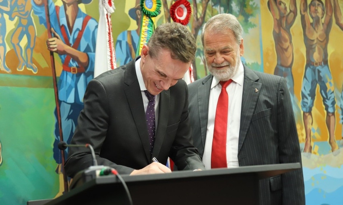 Presidente do Instituto M&aacute;rio Penna, Marco Ant&ocirc;nio Viana Leite, e o presidente do Tribunal de Contas de Minas Gerais, Durval &Acirc;ngelo, assinam acordo para otimizar o atendimento oncol&oacute;gico -  (crédito: Vin&iacute;cius Dias)