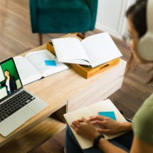 EAD cresce no Brasil e pode superar ensino presencial -  (crédito: DINO)