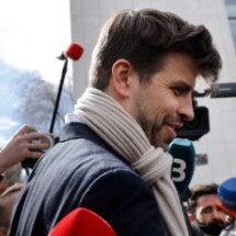 Piqué chora ao se defender em corte por caso milionário - No Ataque Internacional