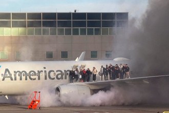 Incêndio em avião nos EUA deixa 12 feridos