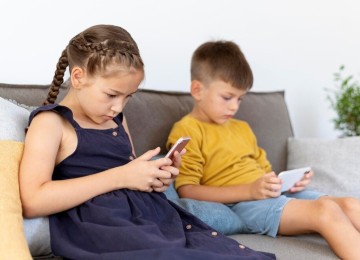 Quando você entrega um celular para uma criança, com acesso à internet, ela está sujeita a muitos perigos, embora você possa não fazer ideia disso -  (crédito: Freepik)