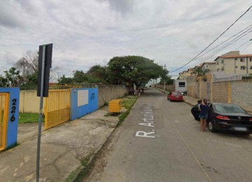 Corpo foi encontrado em frente a uma escola, no bairro Parque das Indústrias, em Betim -  (crédito: Reprodução/Google Street View)