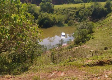 O carro foi encontrado em um lago Ã s margens da rodovia MG-290, no Sul de Minas -  (crédito: PolÃ­cia Militar RodoviÃ¡ria)