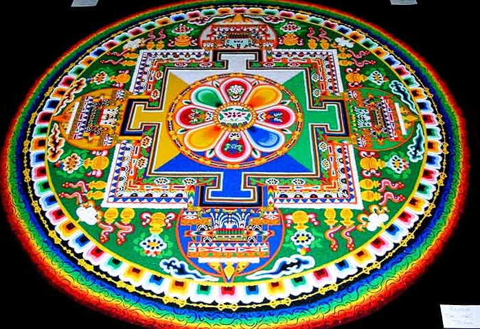 Mandalas são desenhos geométricos circulares que representam a harmonia e o equilíbrio do universo. São usadas em diversas culturas para meditação, arte e espiritualidade. -  (crédito:   Colonel Warden/Wikimédia Commons)