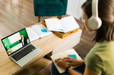 EAD cresce no Brasil e pode superar ensino presencial -  (crédito: DINO)