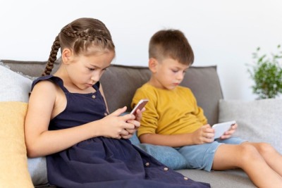 Quando você entrega um celular para uma criança, com acesso à internet, ela está sujeita a muitos perigos, embora você possa não fazer ideia disso -  (crédito: Freepik)
