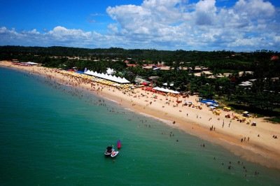 O trecho entre Confins e Porto Seguro (BA) contar&aacute; com 75 opera&ccedil;&otilde;es no per&iacute;odo -  (crédito:  Secretaria de Turismo de Porto Seguro / Divulgacao - Praia de Taperapuan, em Porto Seguro, Bahia)