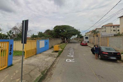 Corpo foi encontrado em frente a uma escola, no bairro Parque das Indústrias, em Betim -  (crédito: Reprodução/Google Street View)