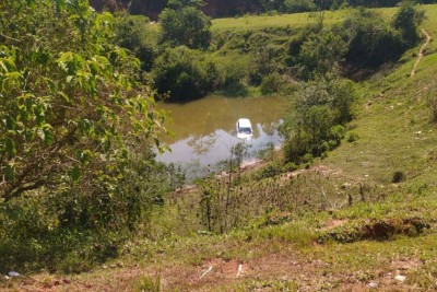 O carro foi encontrado em um lago Ã s margens da rodovia MG-290, no Sul de Minas -  (crédito: PolÃ­cia Militar RodoviÃ¡ria)