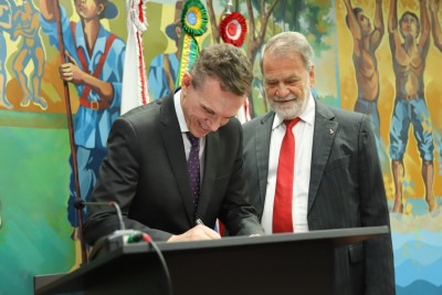 Presidente do Instituto Mário Penna, Marco Antônio Viana Leite, e o presidente do Tribunal de Contas de Minas Gerais, Durval Ângelo, assinam acordo para otimizar o atendimento oncológico -  (crédito: Vinícius Dias)