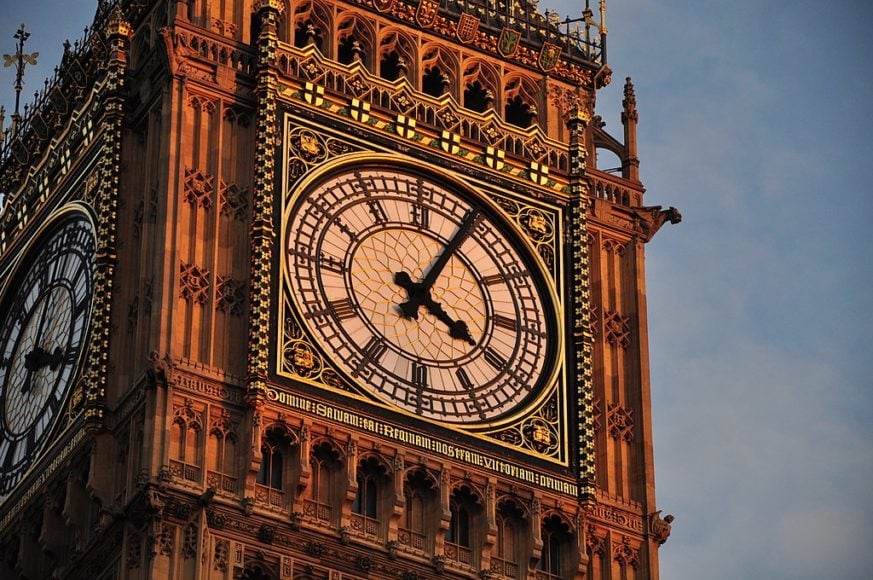 Big Ben e Palácio de Westminster - Descrição: O Big Ben é o famoso relógio da torre do Palácio de Westminster, onde o Parlamento Britânico se reúne. O palácio original foi construído no século XI, mas a estrutura atual data de 1840, após um incêndio devastador - Localização: Westminster - Referências Históricas: O Palácio de Westminster é um símbolo da monarquia e da democracia britânica