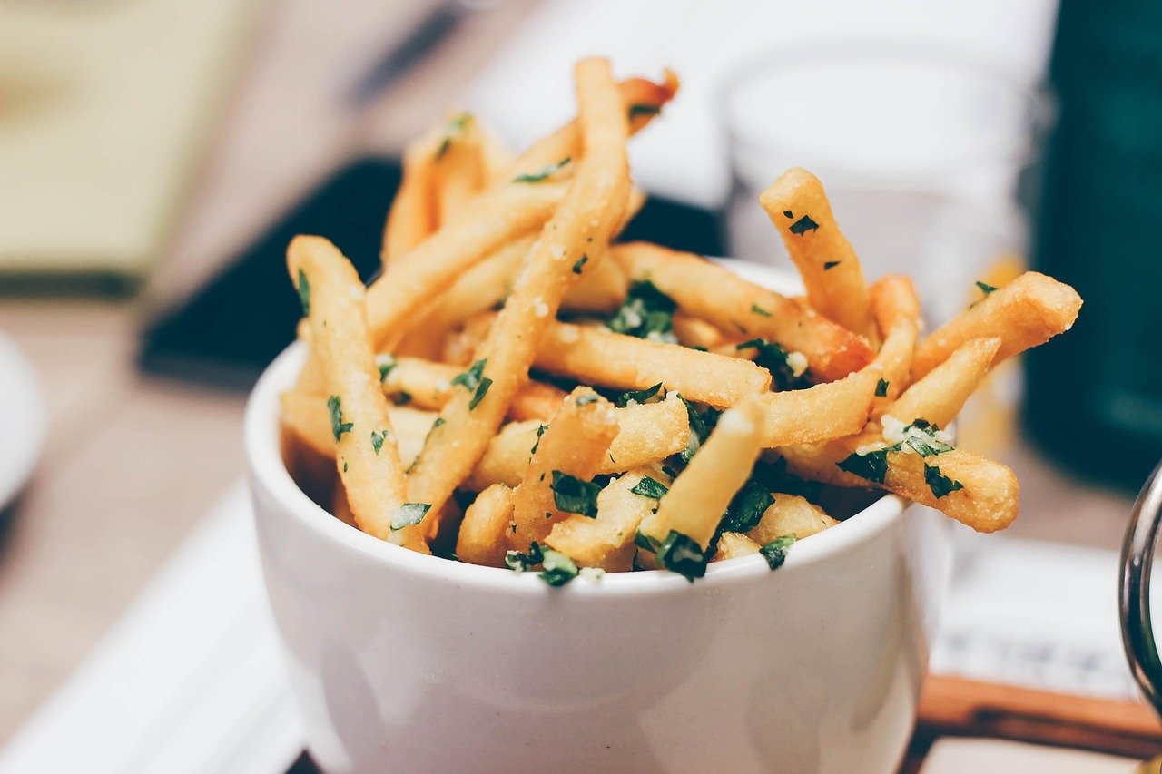 Sendo assim, as batatas foram cortadas em forma de peixinhos e depois fritas, dando assim início à tradição.  Atualmente, nas barracas chamadas de fritkot, as pessoas formam filas na hora do almoço para consumí-las.