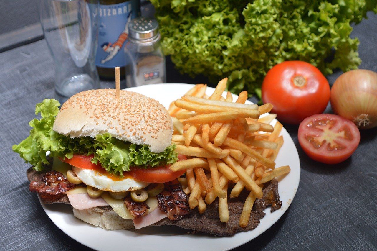 No entanto, existem riscos no alto consumo da batata frita em virtude dos óleos utilizados, sobretudo na culinária de rua. Ela pode aumentar o risco de doenças cardiovasculares, diabetes, obesidade, ansiedade e depressão, segundo estudos. 