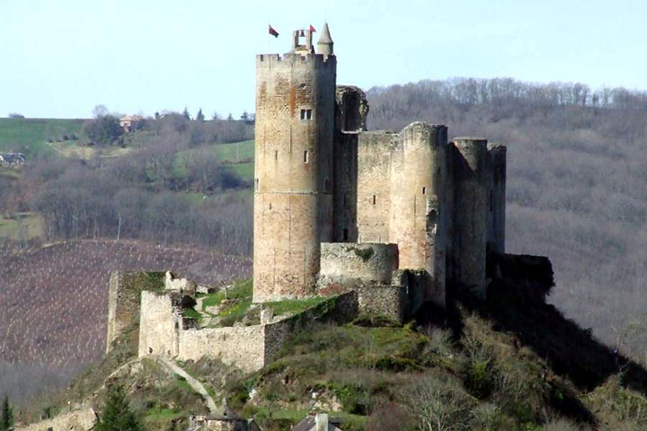 O Castelo de Najac, concluído em 1253, no sul da França esconde em seus muros uma passagem que liga a torre à capela, mas é encoberta por diversas portas 