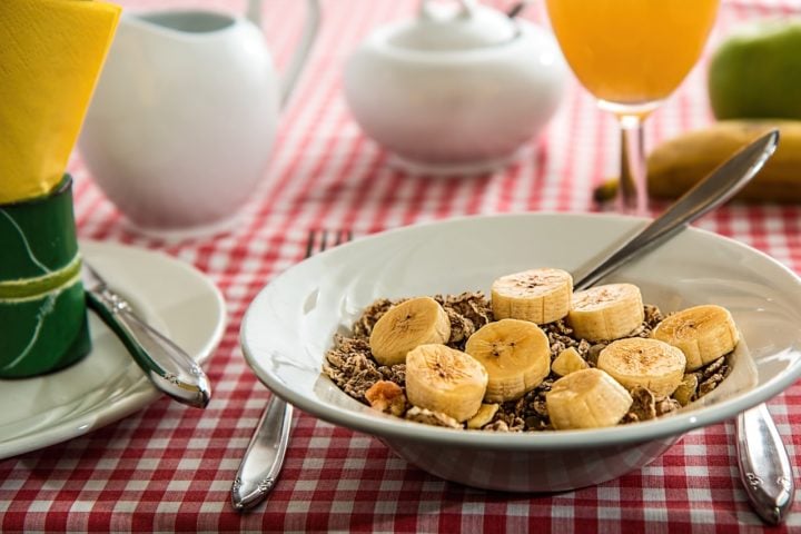 Além de ser uma fonte rica em nutrientes, a banana fornece energia rápida para o corpo, sendo ideal para consumir antes de atividades físicas, por exemplo.