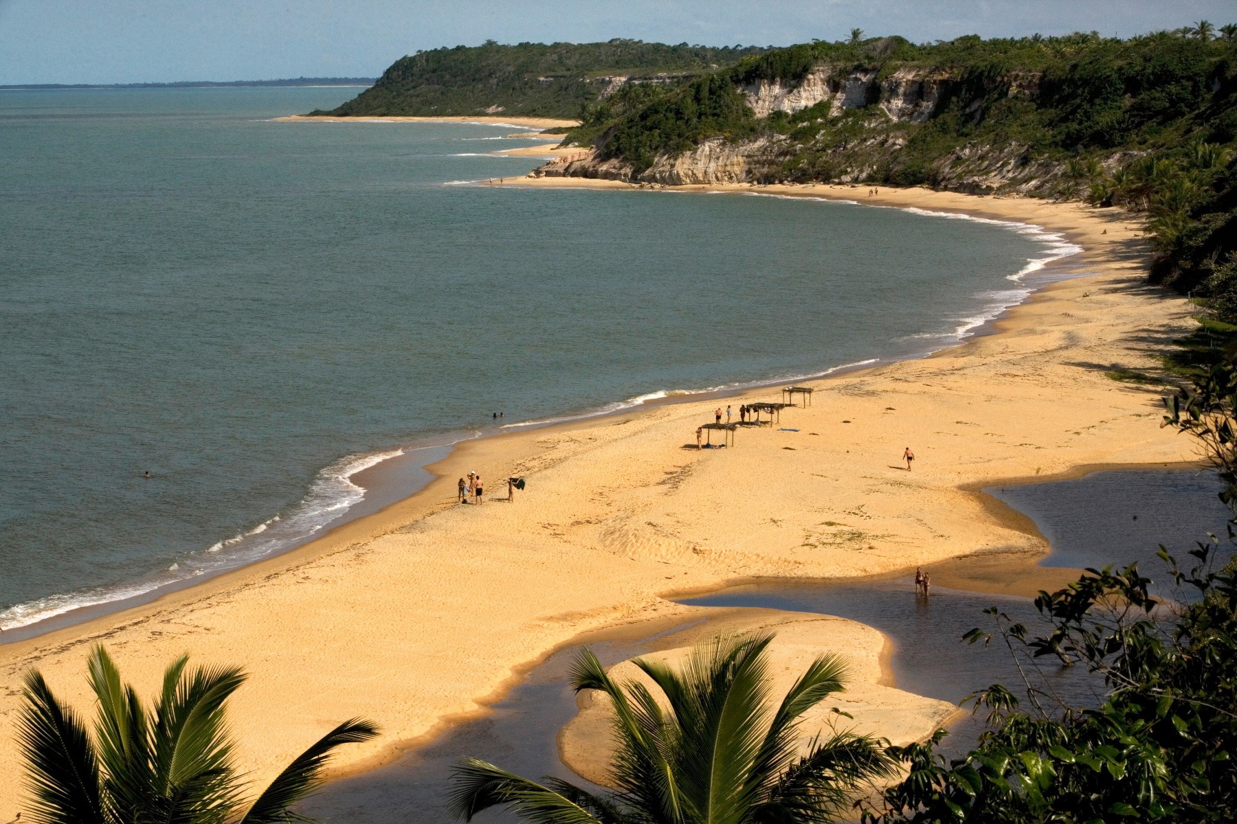 Brasil, Porto Seguro, BA. - A Praia do Espelho e considerada uma das mais bonitas da Costa do Descobrimento, em Porto Seguro (BA). - LUCIANO ANDRADE/AE. Brasil, Porto Seguro, BA. - A Praia do Espelho e considerada uma das mais bonitas da Costa do Descobrimento, em Porto Seguro (BA). Reúne aguas azuis que formam piscinas naturais, gigantescas falesias brancas e avermelhadas,rios e coqueirais. 