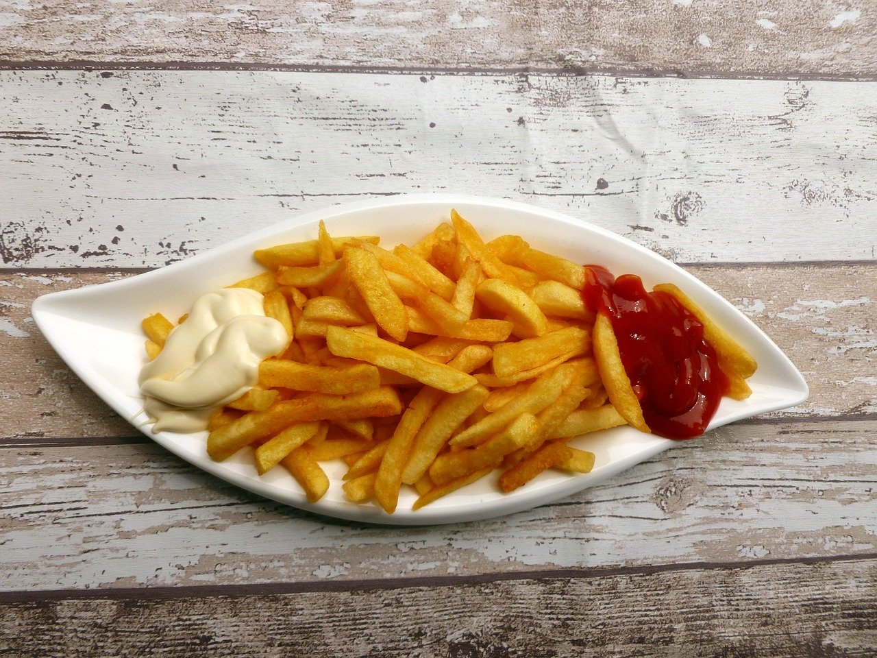 Além disso, há a crença de que a batata frita tenha se originado na Europa no século XIX, tendo registros de um livro (Les Soupers de la Cour) publicado em 1825 sobre culinária sa.