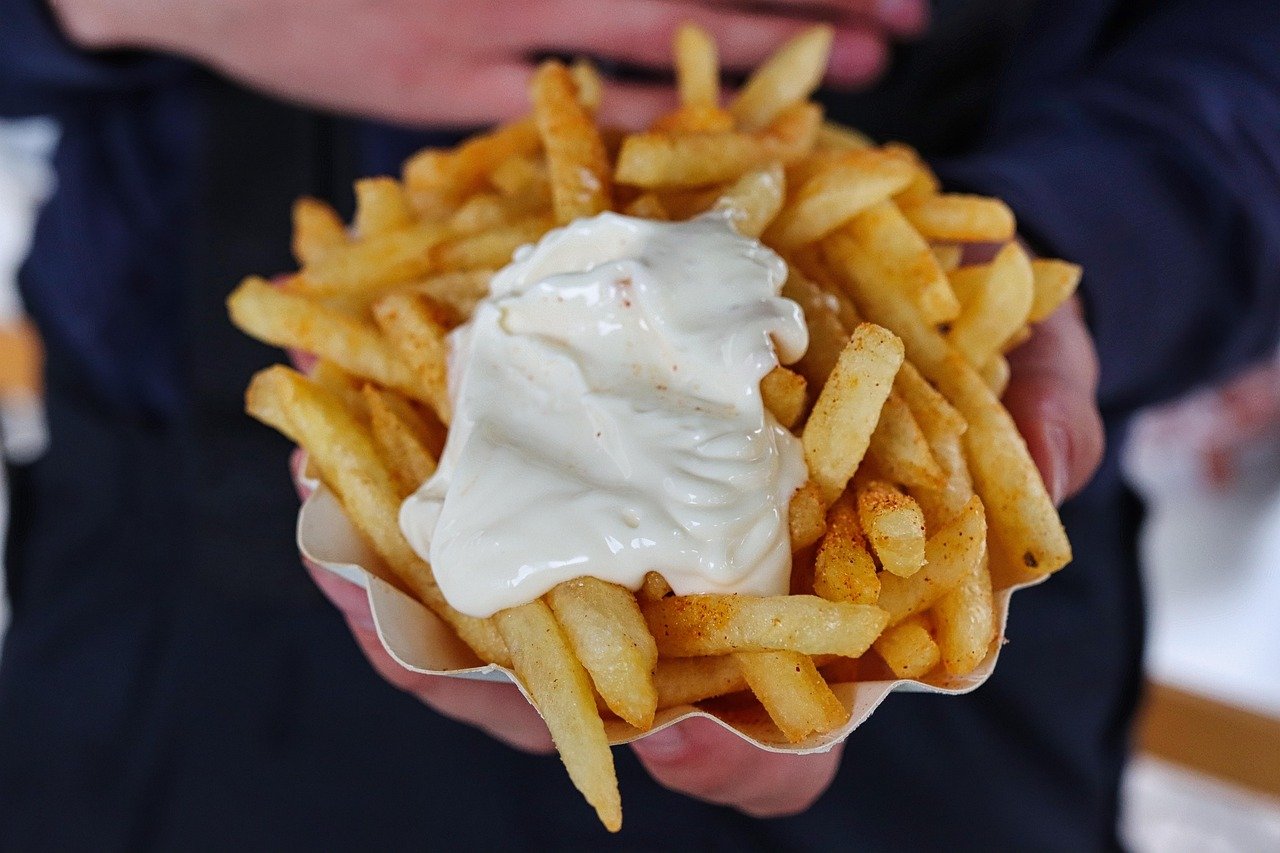 Vale destacar que os belgas costumam consumir a batata frita através de cones de papel. Por lá, conta a lenda que no século XVII, após um inverno rigoroso na região de Namur, o rio Meuse congelou e não era possível pescar.