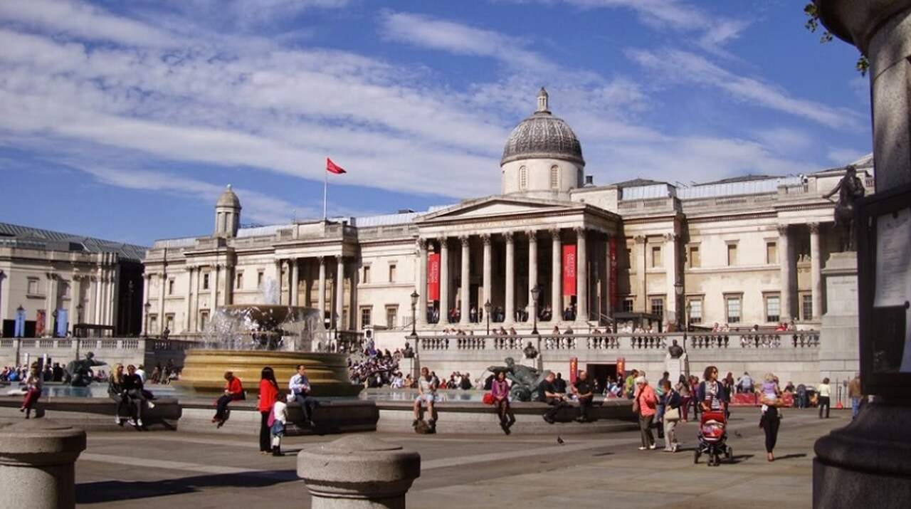 Galeria Nacional (National Gallery) - Descrição: Inaugurada em 1824, a Galeria Nacional exibe uma vasta coleção de mais de 2.300 pinturas que abrangem desde o século XIII até o início do século XX - Localização: Trafalgar Square - Referências Históricas: A galeria foi estabelecida para tornar a arte acessível a todos os cidadãos.