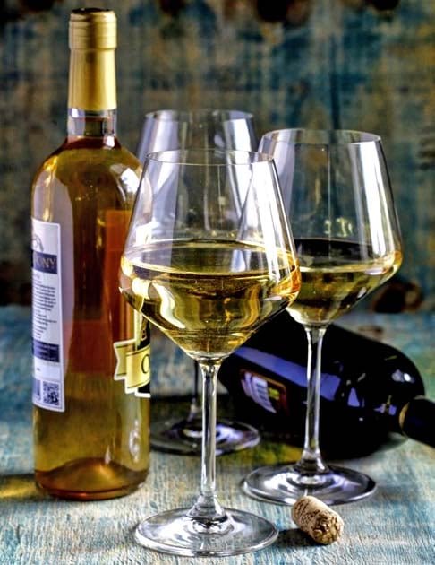 O hidromel é uma das bebidas alcoólicas mais antigas, elaborado a partir da fermentação de mel diluído em água.