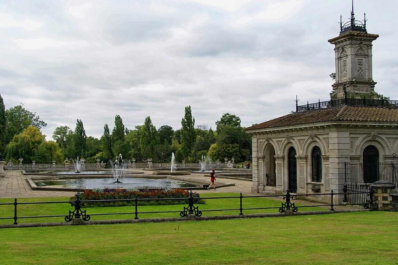 Hyde Park - Descrição: Um dos maiores parques de Londres, Hyde Park foi originalmente criado em 1536 por Henrique VIII como um campo de caça. Hoje, é um espaço popular para atividades recreativas e eventos - Localização: Westminster - Referências Históricas: O parque tem sido o cenário de muitos eventos históricos, incluindo protestos e concertos.