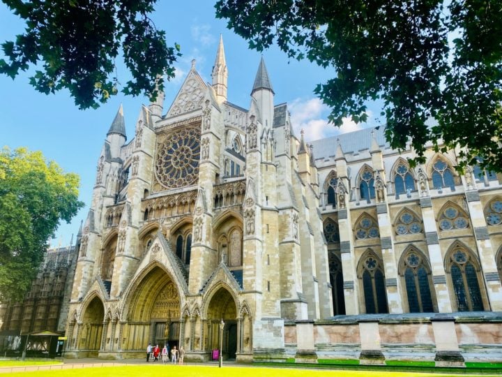 Abadia de Westminster (Westminster Abbey) - Descrição: Fundada em 960 d.C., a Abadia de Westminster é uma igreja gótica famosa por ser o local de coroação dos monarcas britânicos desde 1066. Também é o local de sepultamento de figuras importantes da história britânica - Localização: Westminster - Referências Históricas: A abadia testemunhou eventos significativos, como o casamento do príncipe William e Kate Middleton