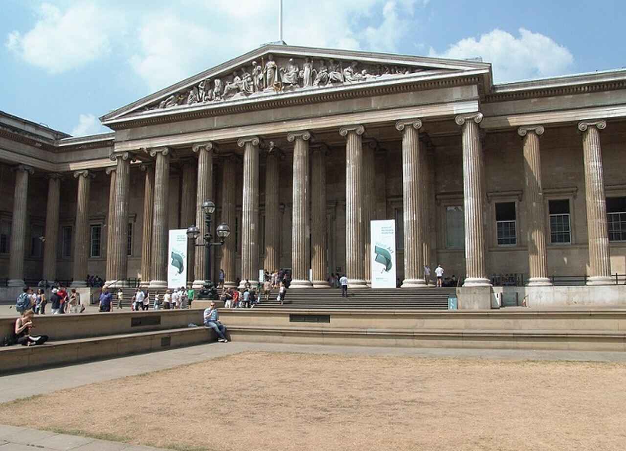 Museu Britânico (British Museum) - Descrição: Fundado em 1753, o Museu Britânico abriga uma das maiores e mais importantes coleções de arte e antiguidades do mundo, incluindo a Pedra de Roseta e os Mármores de Elgin - Localização: Bloomsbury - Referências Históricas: O museu foi criado para abrigar a coleção do cientista Hans Sloane e desde então se expandiu significativamente