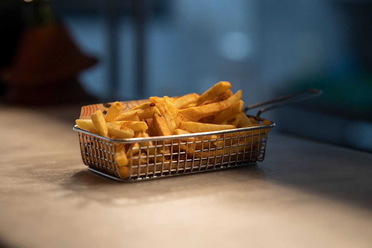 Além da fritadeira a ar (air fryer), que não utiliza óleo, a batata assada ou até feita no micro-ondas é tão saborosa quanto a versão frita e menos prejudicial à saúde. 