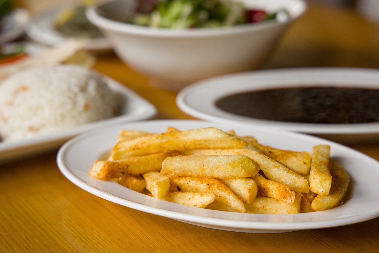 O consumo de batata frita, portanto, deve ser moderado, pois o alimento é rico em calorias e gordura, sobretudo por causa do uso de determinas óleos. 