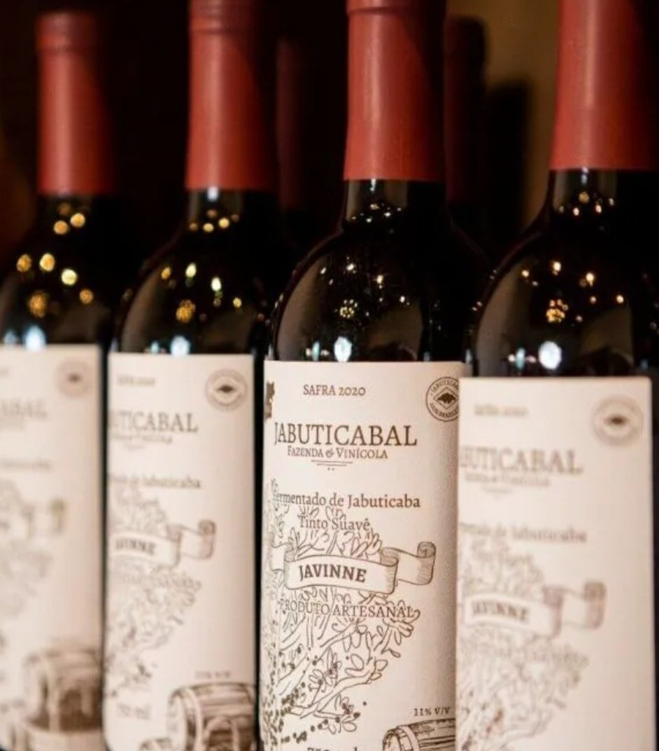 O vinho de jabuticaba é uma especialidade brasileira, produzido a partir da fermentação dessa fruta típica.