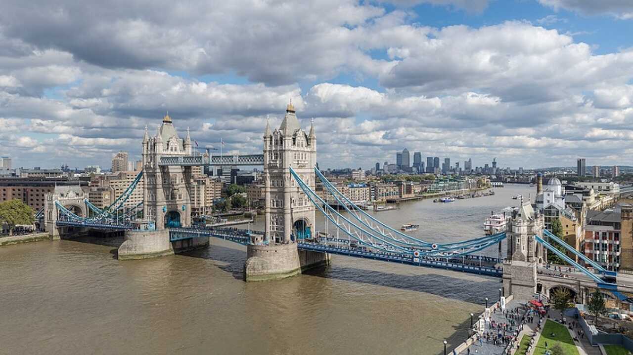 Torre de Londres e Ponte da Torre (Tower Bridge) - Descrição: A Tower Bridge, inaugurada em 1894, é uma das pontes mais reconhecidas do mundo, com sua estrutura neogótica e passarela superior. Muitas vezes confundida com a Ponte de Londres, é um ícone de Londres - Localização: Próxima à Torre de Londres - Referências Históricas: A ponte foi construída para aliviar o tráfego da London Bridge e é um exemplo de engenharia vitoriana