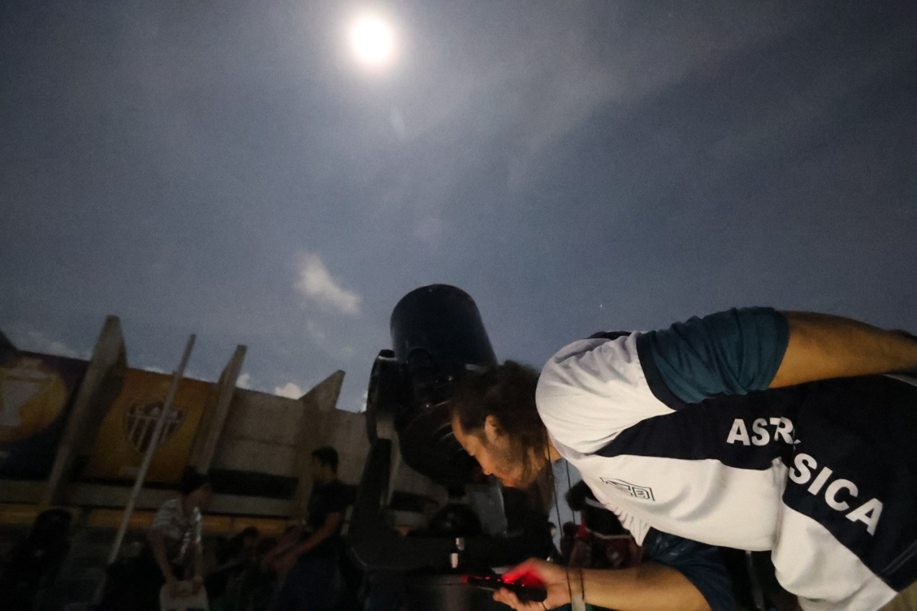 Observacao do eclipse e outros astros com telescopios na esplanada do Mineirão-Marcos Vieira/EM/D.A. Press