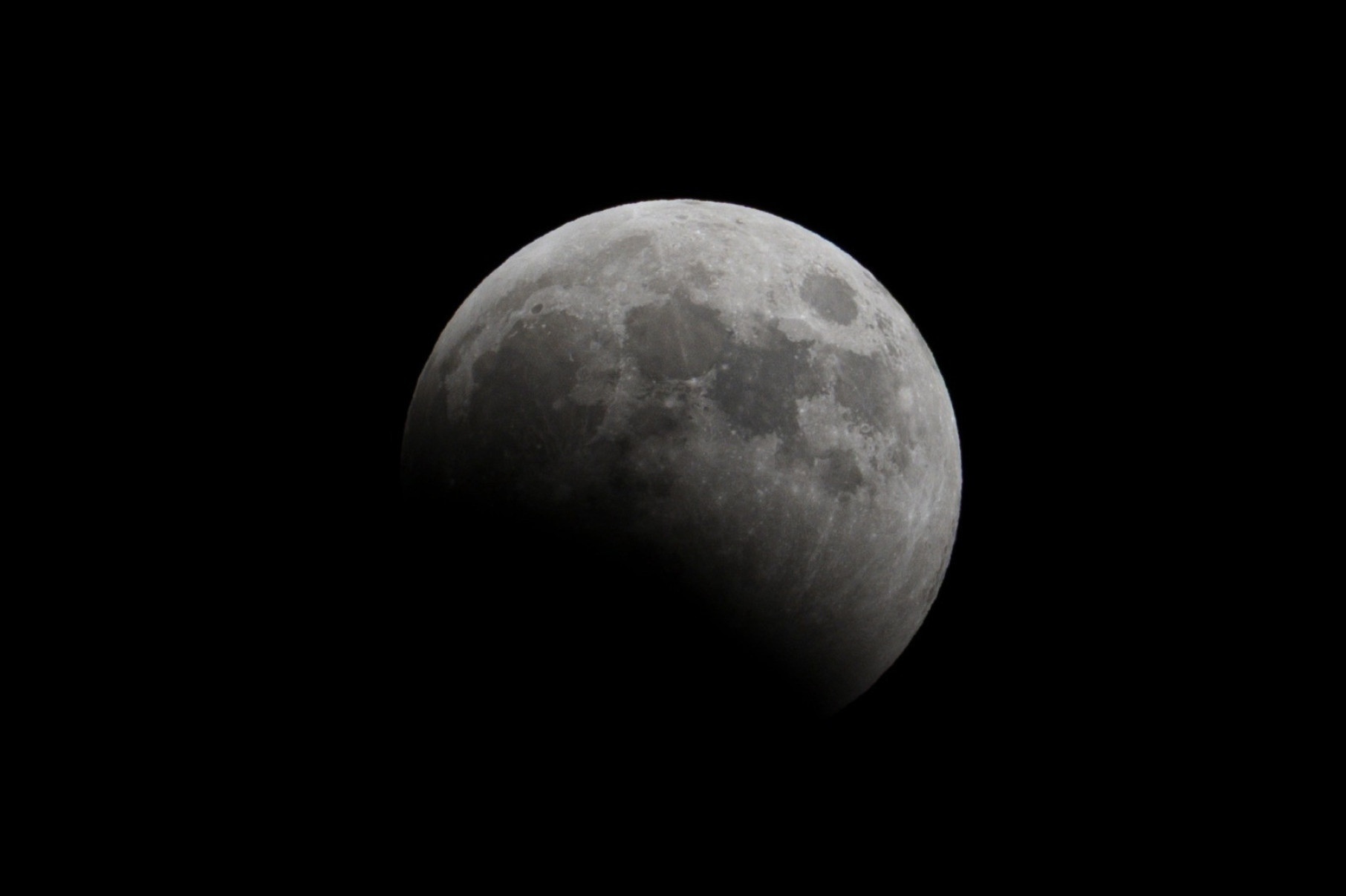 FenÃŽmeno ocorre cerca de duas vezes por ano, quando o Sol, a Terra e a Lua, em sua fase cheia, estÃ£o perfeitamente alinhados